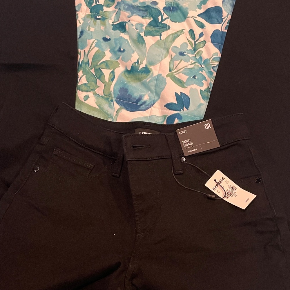 Express Black Curvy Skinny Jeans - Picture 2 of 9